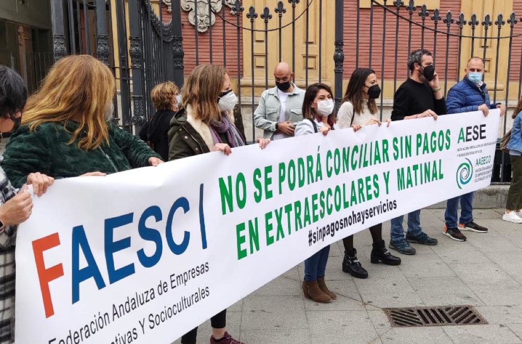 AAEECO, AESE y FAESC se lamentan en la concentración de ayer en San Telmo de la situación de desamparo de todas las empresas a quien representan por parte de la Junta.