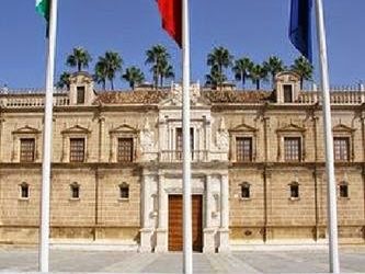 Las entidades educativas trasladan al Parlamento los retrasos en los pagos de la Consejería y otras demandas urgentes del sector